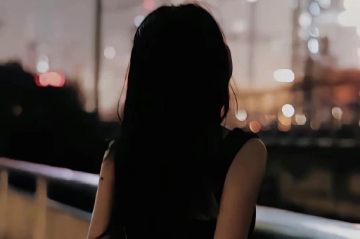 周迅疑似新恋情曝光！深夜牵手“紫衣神秘男”侧脸太像梁朝伟了